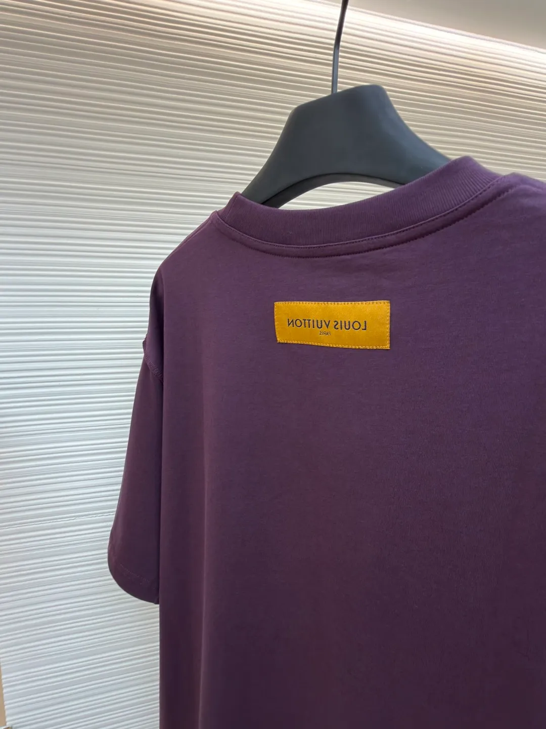 LOUISVUITTON embossed small label T-shirt ●Authentic product: Purchased and developed by 5450 ●Item number: 1682104-A00 ●Fabric: pure cotton fabric ●Technology: embossed production ●Version: fitted version ●Weight: about 300 grams ●Size: XS-S-M-L ●Description: Fabric is 40S/2 Double-strand smooth cotton plain weave, dust-free wool processing; matching 40s single-strand combed cotton, 280g cylindrical machine rib. The front panel is stamped and filled. After low-temperature stamping with a steel stamp, the inside is filled with foam cotton. The bottom surface is directly sealed with low-temperature hot melt glue at 80 degrees Celsius. The integrated machine operation makes the relief pattern three-dimensional and full and stylish. High-quality products require natural and beautiful products. The overall wiring is straight and delicate, the fabric is comfortable and soft, and the color is consistent without color difference. It can be matched with the same style to create a fashionable look and control various occasions. Customized accessories, complete with three standards, same style for men and women!